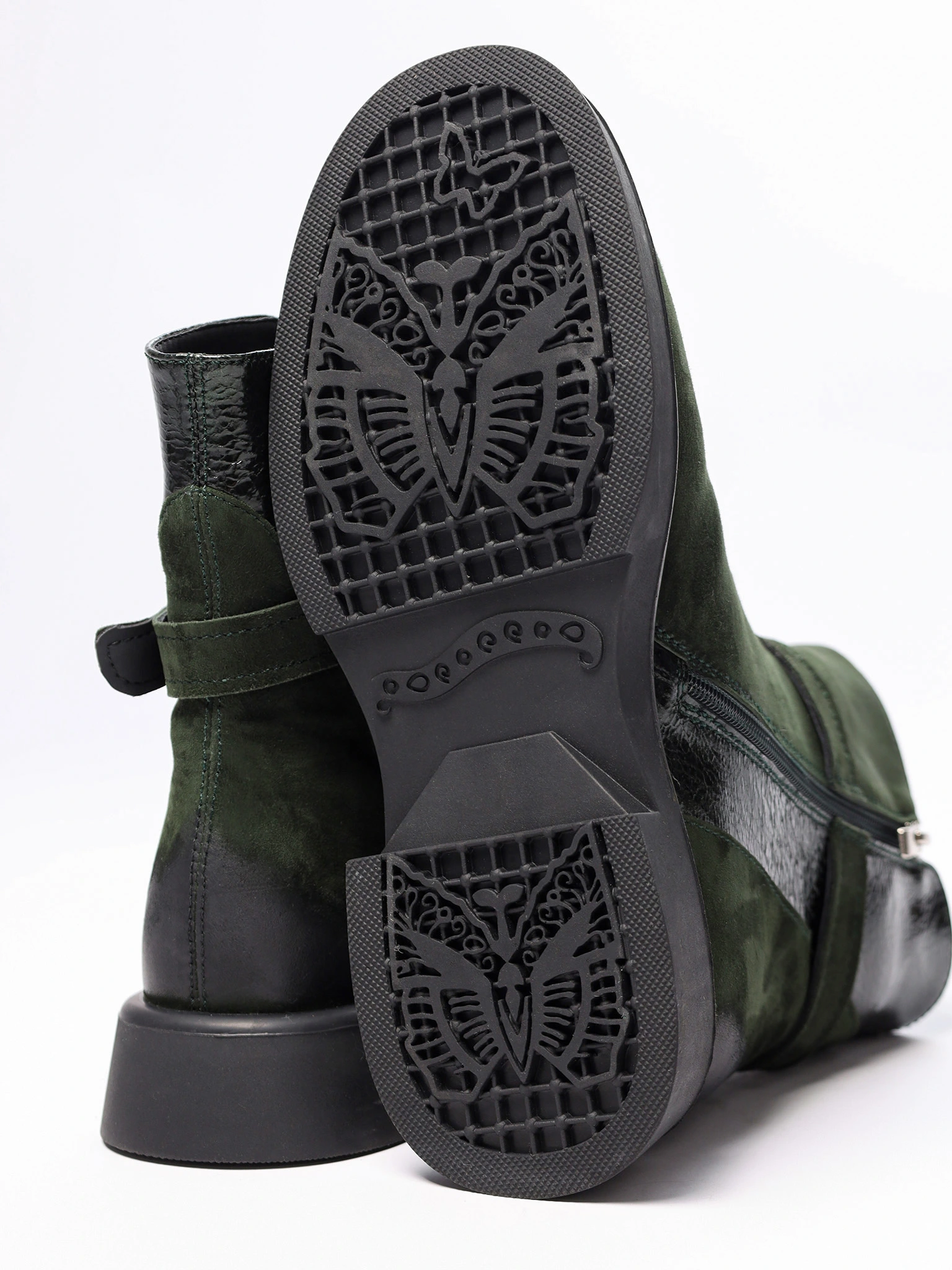 Ботинки комбинированные зеленого цвета с декоративной пряжкой